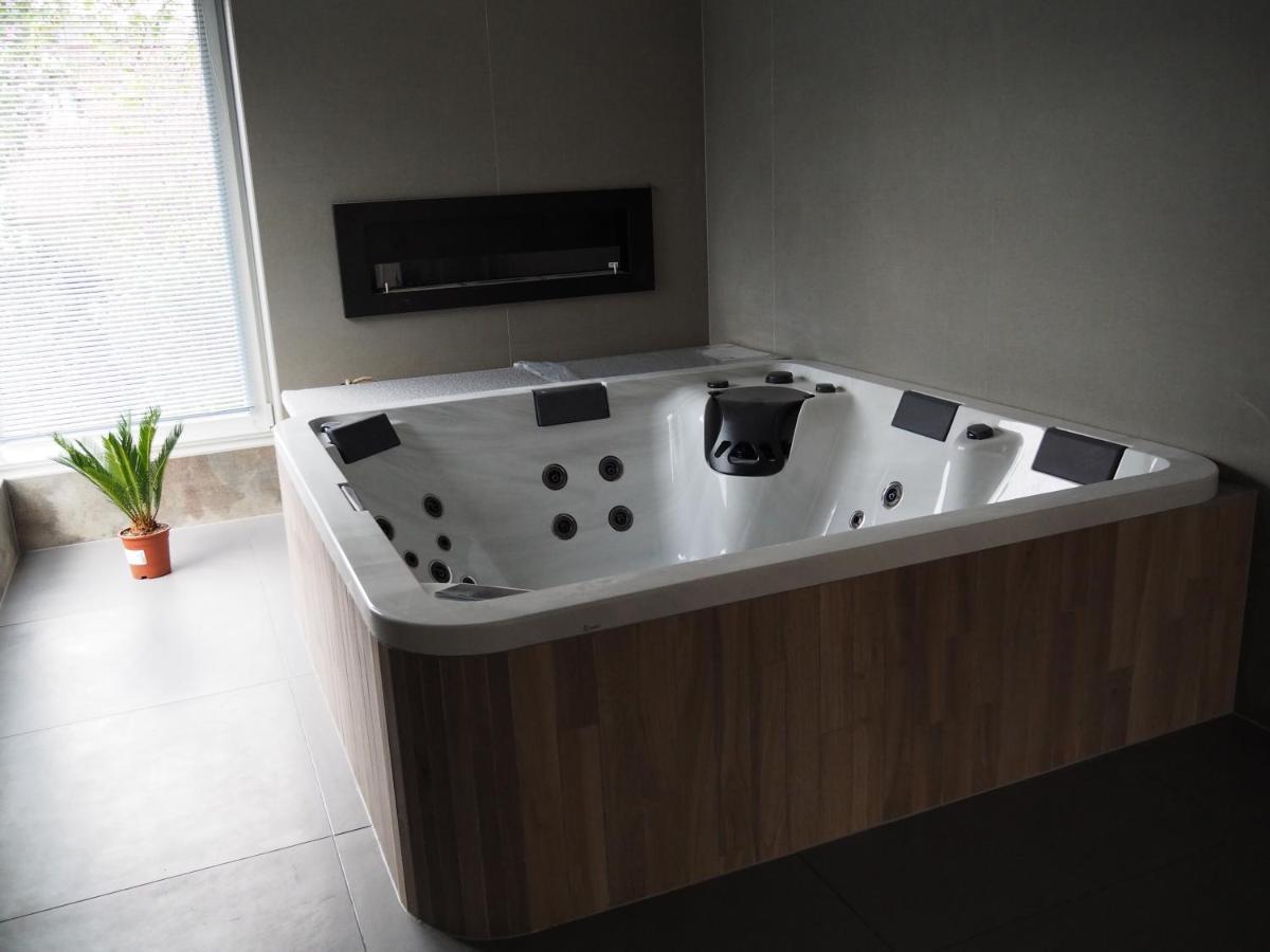 Le Renouveau Avec Jacuzzi Privatif Holiday home *